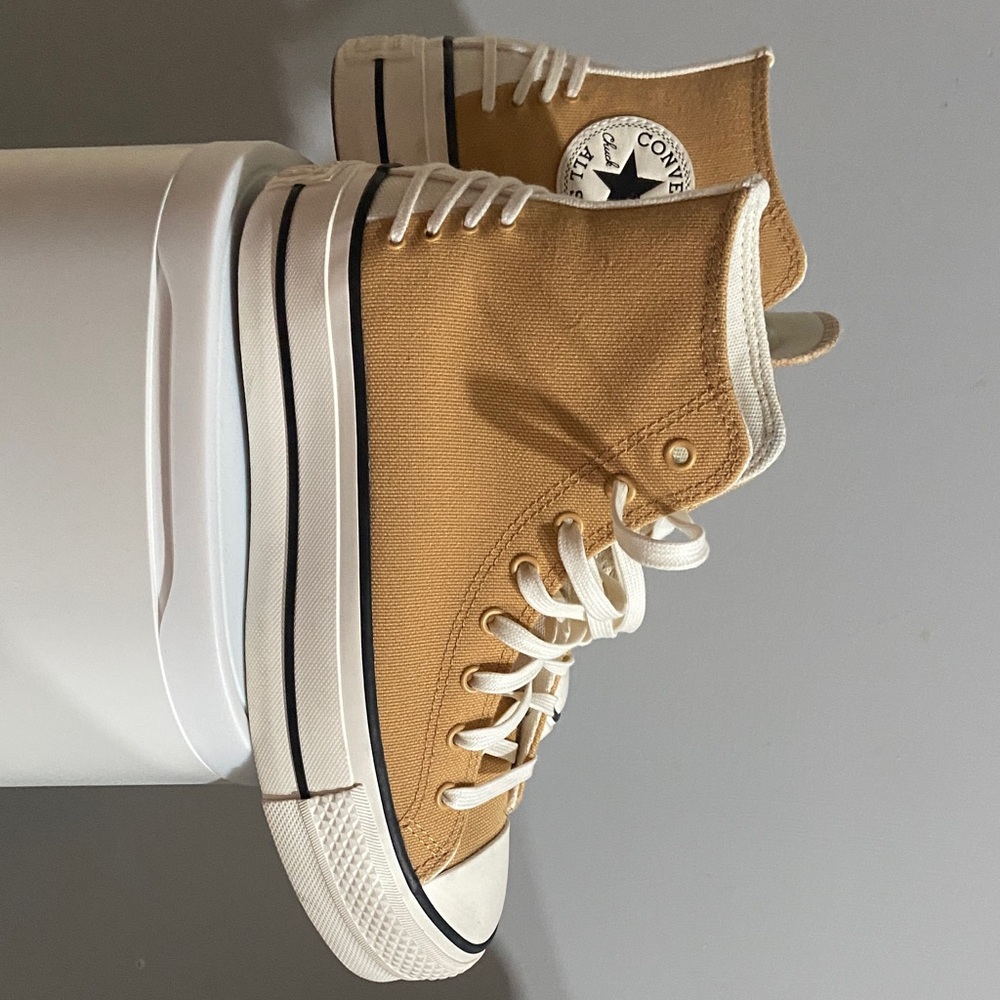 Converse Women's Chuck Taylor All Star Lift Platform Crafted Laces.